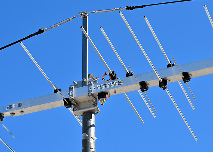 TriBand 2m 222MHz 70cm Antenna Two Connectors 2m222M70cm50-2C 1.25m Dipole and Bracket View TriBand 2m 222MHz 70cm Antenna Two Connectors 2m222M70cm50-2C 1.25m Dipole and Bracket View